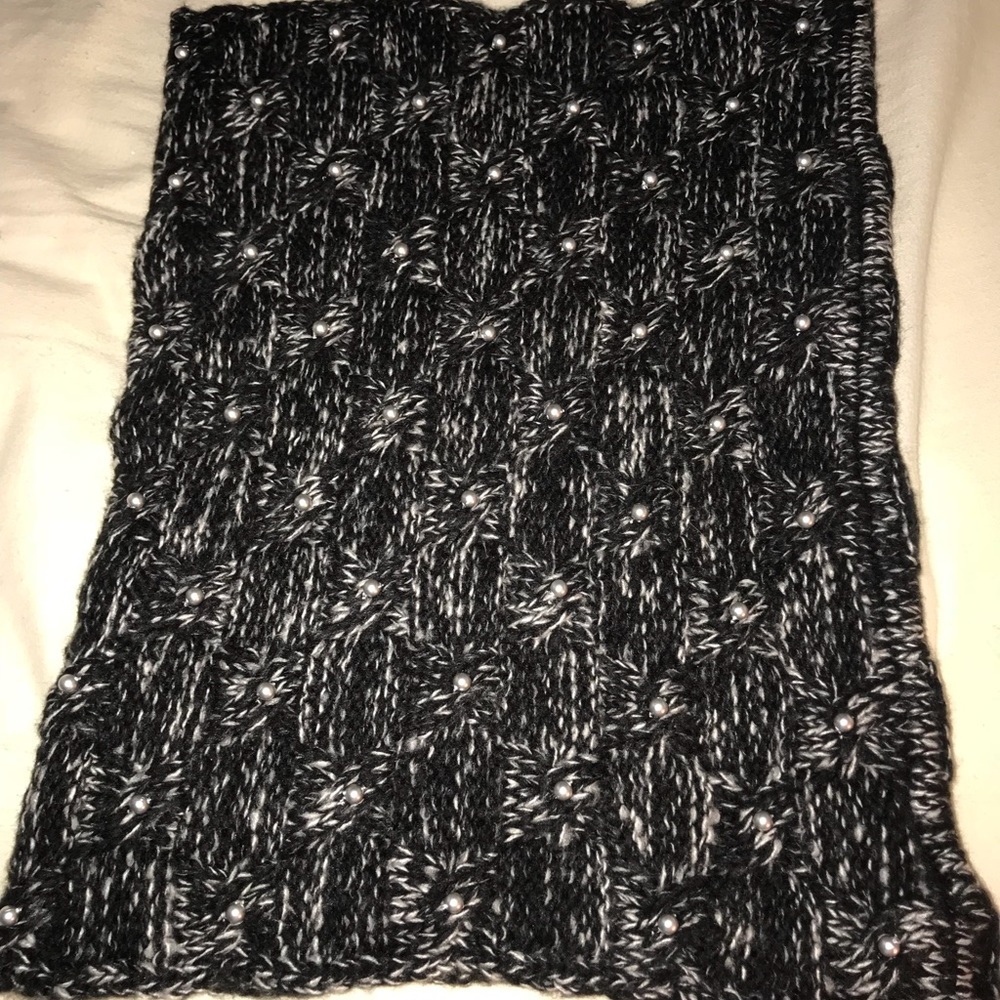 Scarf with pearls